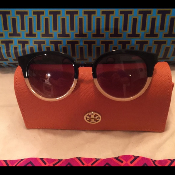 Tory Burch Accessories - HOST PICK Tory Burch Cat-Eye Gradient Sunglasses